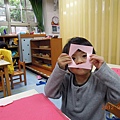 2012.04.17-學校的另項活兒....刺工，就是用針把紙刺出圖案來，雖是小小的五角型，我可是刺了很久喲~