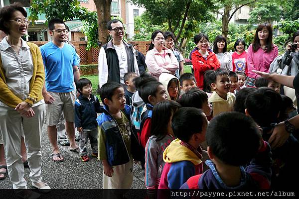 2012.04.26-大夥兒連同小朋友的家長一同到學校後方的公園做早操~~