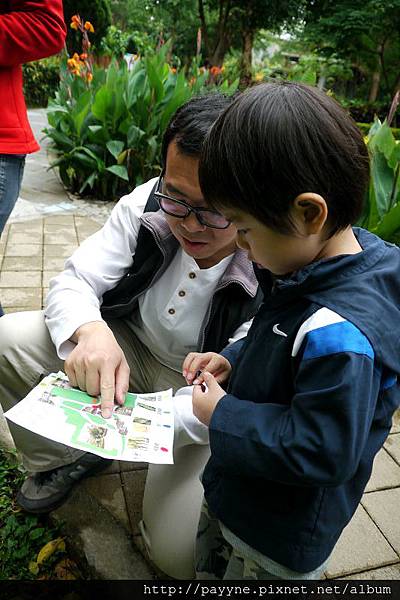 2012.04.26-每人領到一張藏寶圖，爸比跟著我討論如何依地圖指示找尋裡頭的各項植物~~