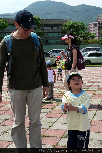 2012.04.28-這天好熱喔~~好在我跟爸比都有戴上帽子....