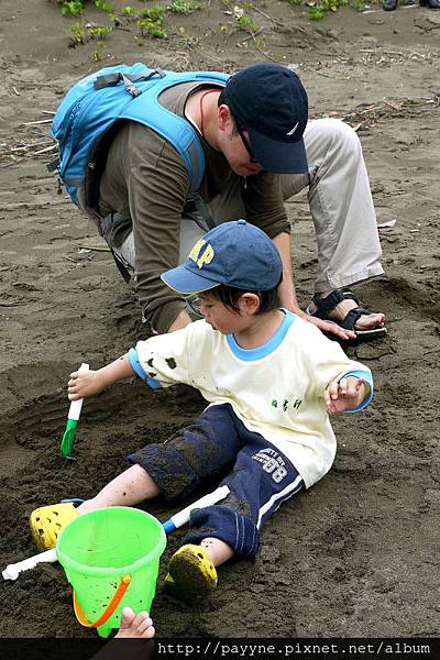 2012.04.28-整個屁股就直接坐在沙灘上，爸比也只能任我隨便亂搞一通....
