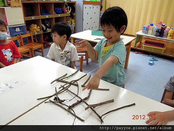 2012.05.02-這天老師領著大家到公園撿了一些樹枝，說要做藝術品...