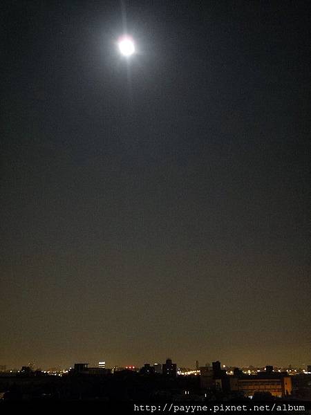 2012.05.07-這天夜裡是著名的超級月亮..（即月球離地球最近的一天），爸比媽咪不睡覺一直在拍照中...
