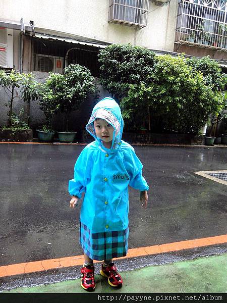 2012.05.17-下大雨了，穿著雨衣剛回到家門車庫，跟媽咪吵著不要直接回家....