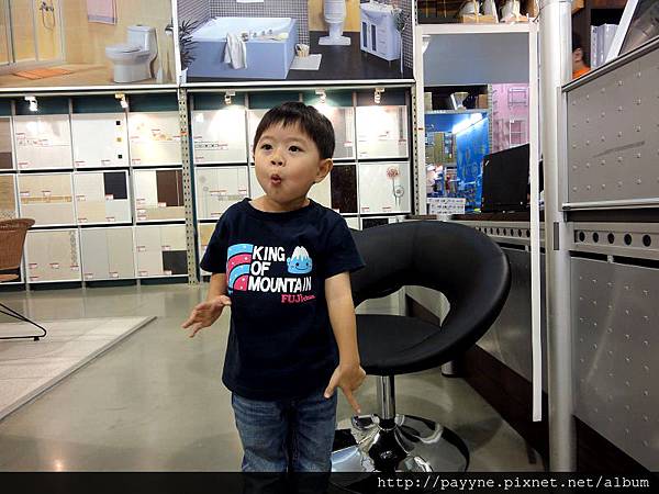 2012.05.20-來到B&Q，把這裡當成自己家，還主動跟服務人員要椅子坐呢~~