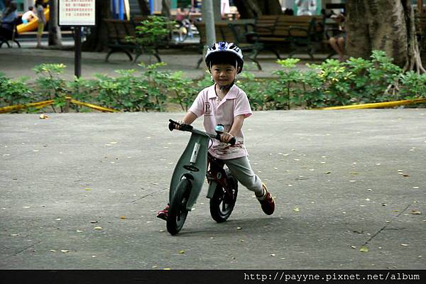 2012.06.02-所有運動我學得最快也學得最有成就的就屬滑步車了~~