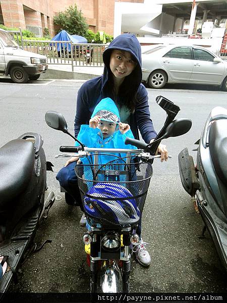 2012.06.16-端午節傍晚要去里長服務處那裡排隊領粽子，卻掃興的飄起小雨來......