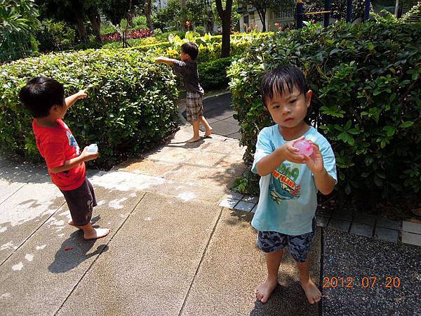 2012.07.20-夏天在學校玩什麼最棒了??.....當然是丟水球遊戲囉~~玩得全身溼淋淋的實在涼快~~