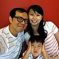 2012.07.21-一連拍了好幾張全家福...但張張都有我耍寶的表情~~