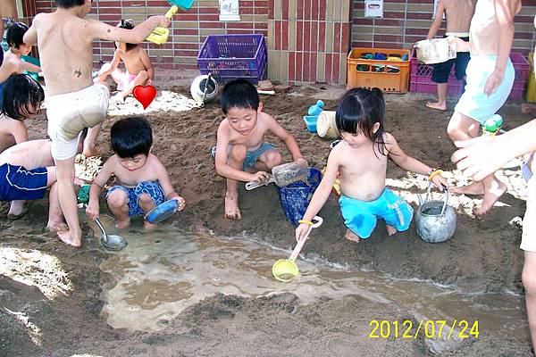2012.07.24-此外夏天學校沙坑也開放我們玩泥沙.....