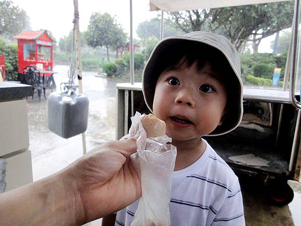 2012.07.28-可惜帽子才戴上沒多久就下起大雷雨來...瞧我也不擔心的在一旁角落啃起期待已久的茶葉蛋~~