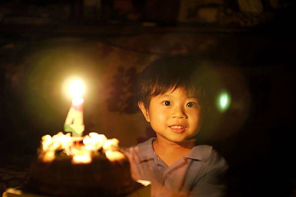 2012.08.25-晚上回家唱生日快樂歌....開心慶祝中~~