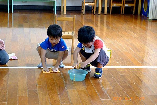 2012.08.27-今天學校教我們如何自己擰抹布擦地板...瞧我以後一定也是好男人一枚!