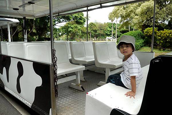 2012.09.02-遊園車雖然已經到站，但不知何時會開，大家就這麼地在一旁枯等著，我則是上上下下欣喜的閒晃中...