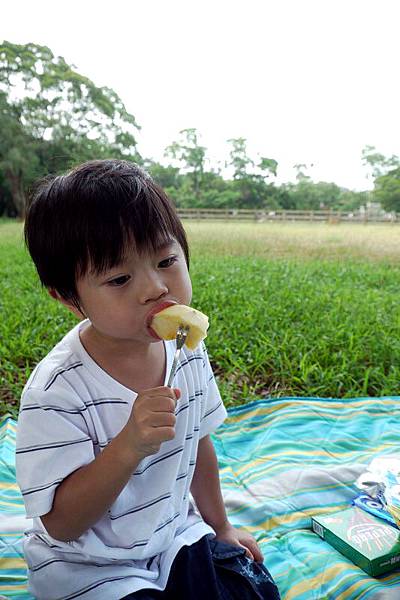 2012.09.02-找一處沒有太陽照到的地方，鋪上野餐墊來吃點心囉~~