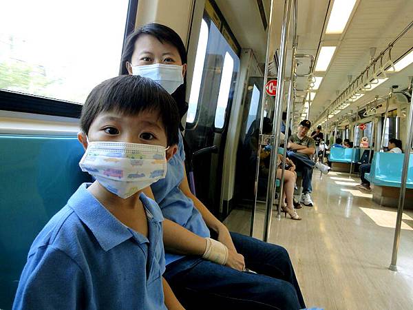 2012.09.09-這天忘了是要去哪裡了，跟著媽咪搭捷運...只是那陣子(媽咪懷孕初期)只要到公共場所，尤其是捷運站，媽咪都會要求全部人戴上口罩....