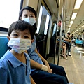 2012.09.09-這天忘了是要去哪裡了，跟著媽咪搭捷運...只是那陣子(媽咪懷孕初期)只要到公共場所，尤其是捷運站，媽咪都會要求全部人戴上口罩....