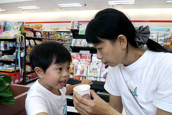 2012.09.14-在便利商店店員請我們試喝咖啡，敵不過我的要求媽咪讓我嘗嘗看味道.....噁~好苦喲~~