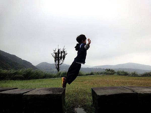 2012.09.16-陽明山上的一處觀景台，別人是浪漫的欣賞風景，我則在一旁石椅上玩了起來.....跳躍之一