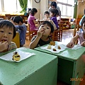 2012.10.01-中秋節到了，老師要大家從家裡帶月餅到學校，然後利用點心時間分食...如此各種口味的月餅大家都吃得到~~