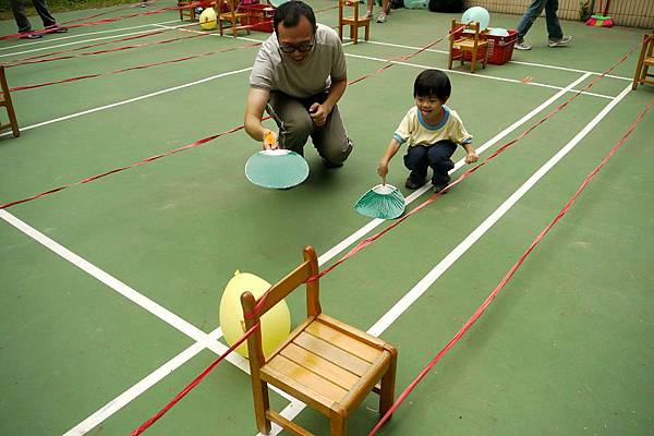 2012.10.27-動物農場遊戲，跟爸比合作把小雞用扇子搧趕回家...