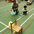 2012.10.27-動物農場遊戲，跟爸比合作把小雞用扇子搧趕回家...