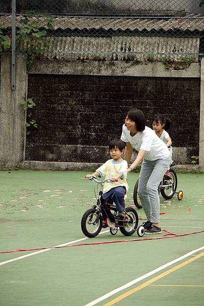 2012.10.27-還是來騎騎腳踏車輕鬆多了~~