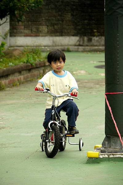 2012.10.27-兩輪滑步車都在騎了，所以這關對我來說算是小case~