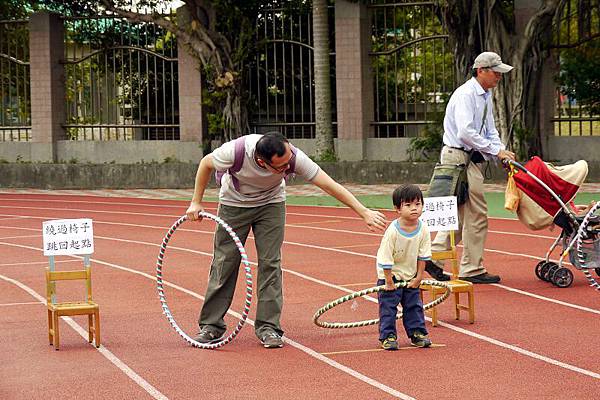 2012.10.27-親子繞呼拉圈...爸比不用那麼認真啦~最後有到終點就好.....