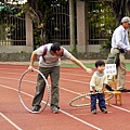 2012.10.27-親子繞呼拉圈...爸比不用那麼認真啦~最後有到終點就好.....
