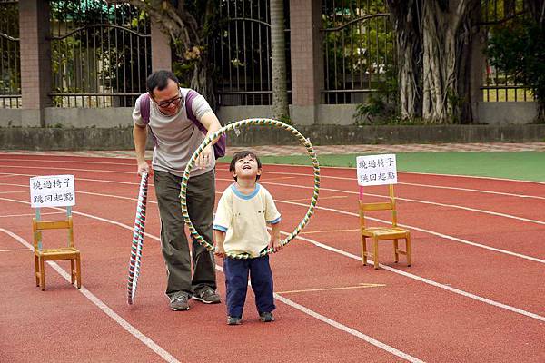 2012.10.27-完全不照遊戲規則，一整個混亂(一堆家長在一旁笑翻了....)