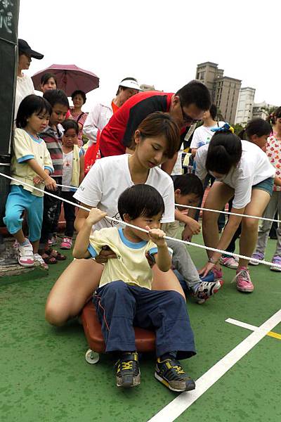 2012.10.27-原來人多的原因是這個關主是位漂亮的實習老師...呵