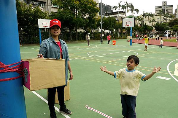 2012.10.27-明明箱子就在前面而且開口還很大，但球為什麼怎樣都投不進啊??