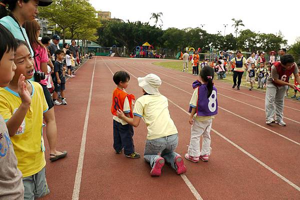 2012.10.27-此時爸比已在跑道另一頭準備衝啦...我還在讓老師叮嚀，接到棒子不要停下來聊天....