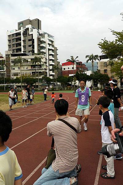 2012.10.27-接到棒子立即開跑...媽咪看我投入模樣，眼淚都快飆出來了~~