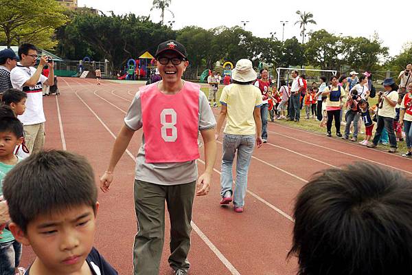 2012.10.27-棒子交給小孩後神情很開心的爸比..(剛剛看得出是拚了命在跑....)