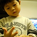 2012.11.26-手手黏到了白膠，比較不會叫了~(以前沾到一點髒都會受不了!!)