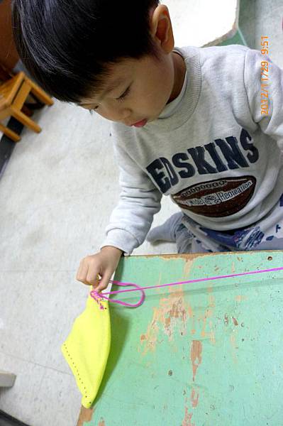 2012.11.29-學校的縫工...媽媽很驚訝：「不會刺到手嗎?!」；有自信回答：「不會啊!!.....不過有刺到腳過~」@@"