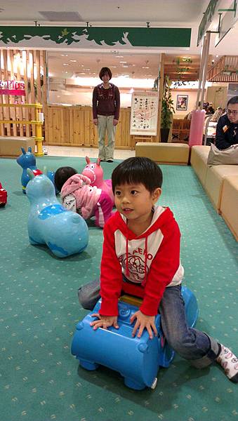 2012.12.02-這是啥玩具啊...連個手把都沒有~
