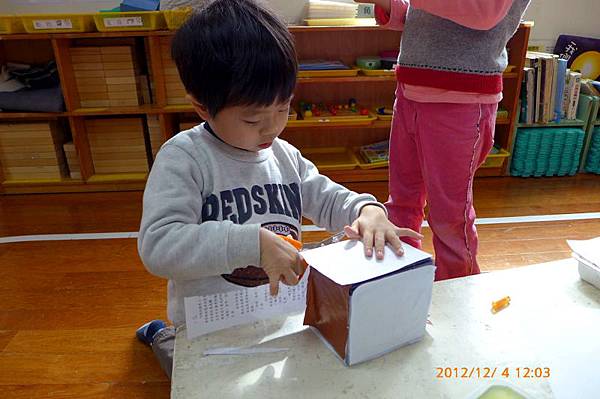 2012.12.04-為了菜市場的主題課程，在紙盒外黏貼白紙，做成像吐司的樣子