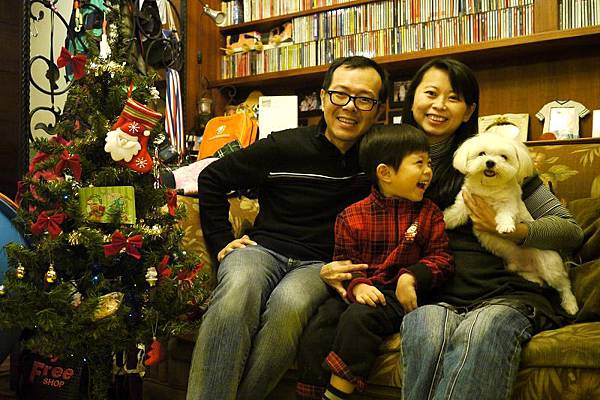 2012.12.06-照慣例都會來張全家福...這是四(人)最後一次的聖誕節合照照片...明年將會多了一個...