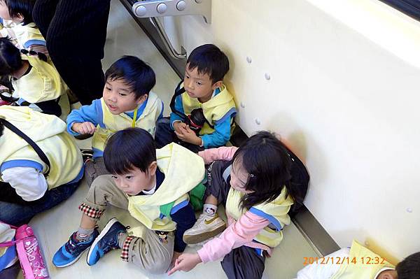 2012.12.14-學校出戶外，搭捷運進車廂後我會乖乖的席地坐好...