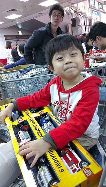 2012.12.15-到costco跟爸媽討論再討論才徵得同意買這車車...