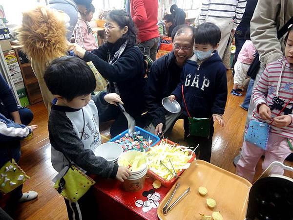 2012.12.19-又有人過來買麵了...