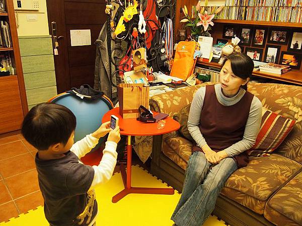 2012.12.20-拿媽咪以前的傳統手機幫她拍照中..媽咪：「得把我拍漂亮一點喔..」