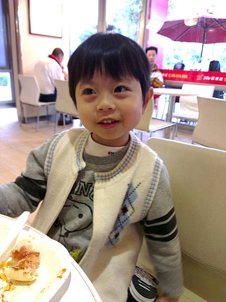 2012.12.23-前一晚爸比趕稿到天亮，所以這天早上只好由媽咪單獨帶我去吃m早餐囉~