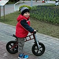 2012.12.23-騎上我的滑步車....得意的笑開了....