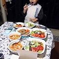 2012.12.24-瞧有沙拉、蔬菜湯、還有豬排....真是豐盛呀~