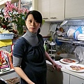 2012.12.24-肚子愈來愈大的媽咪，幫我們準備平安夜晚餐...