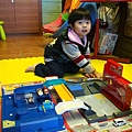 2012.12.25-立即衝到客廳請爸比幫我組裝起來!!